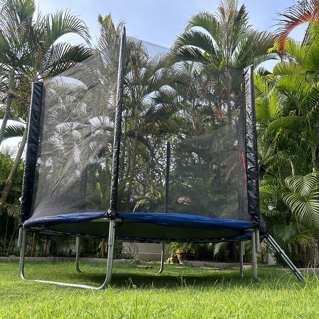 Trampolin di halaman