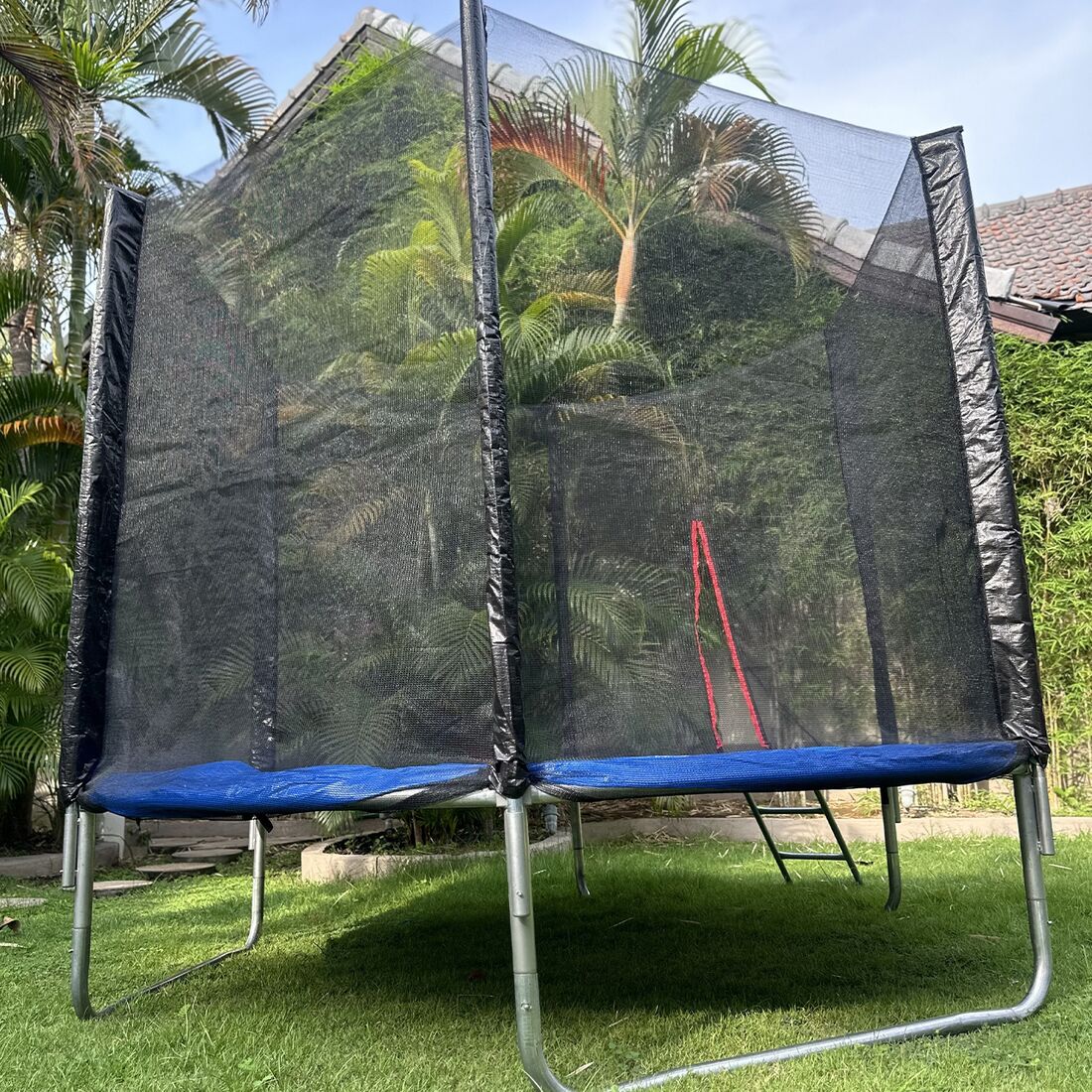 Trampolin di taman