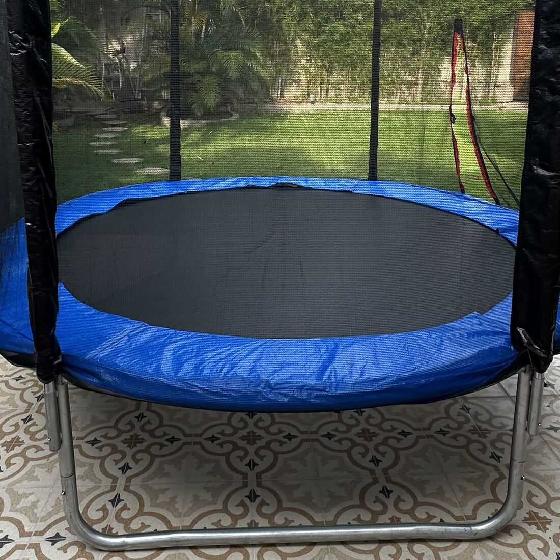 Trampolin di kebun